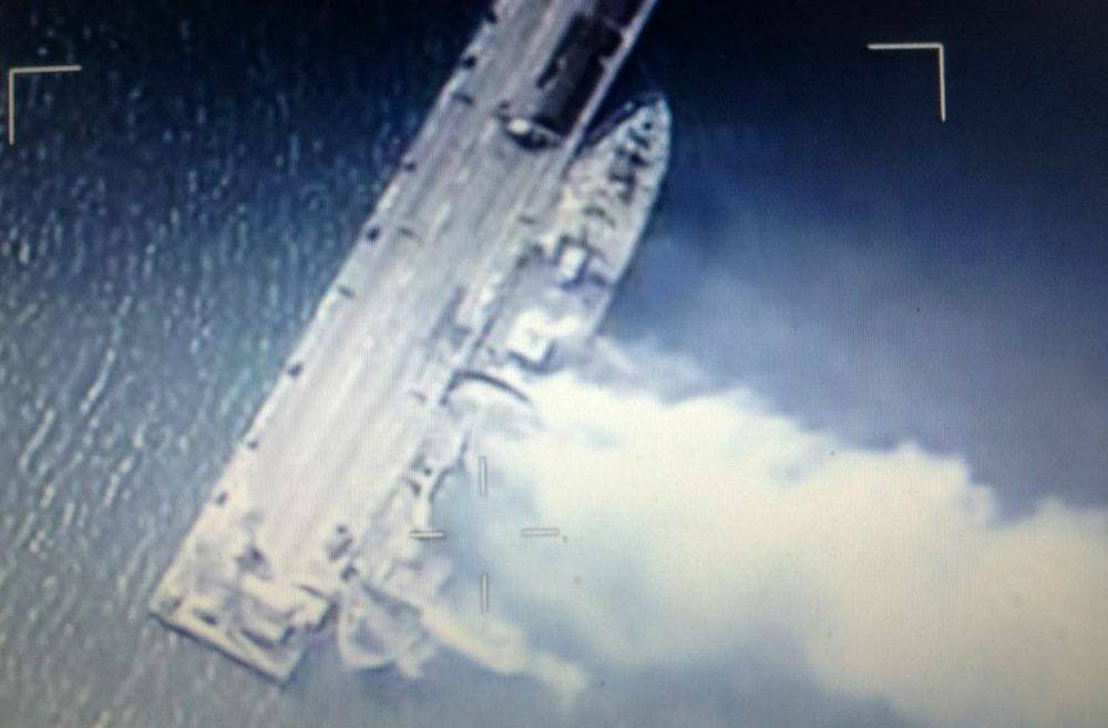 Украинцы подожгли свое военное судно «Донбасс» в Мариуполе
