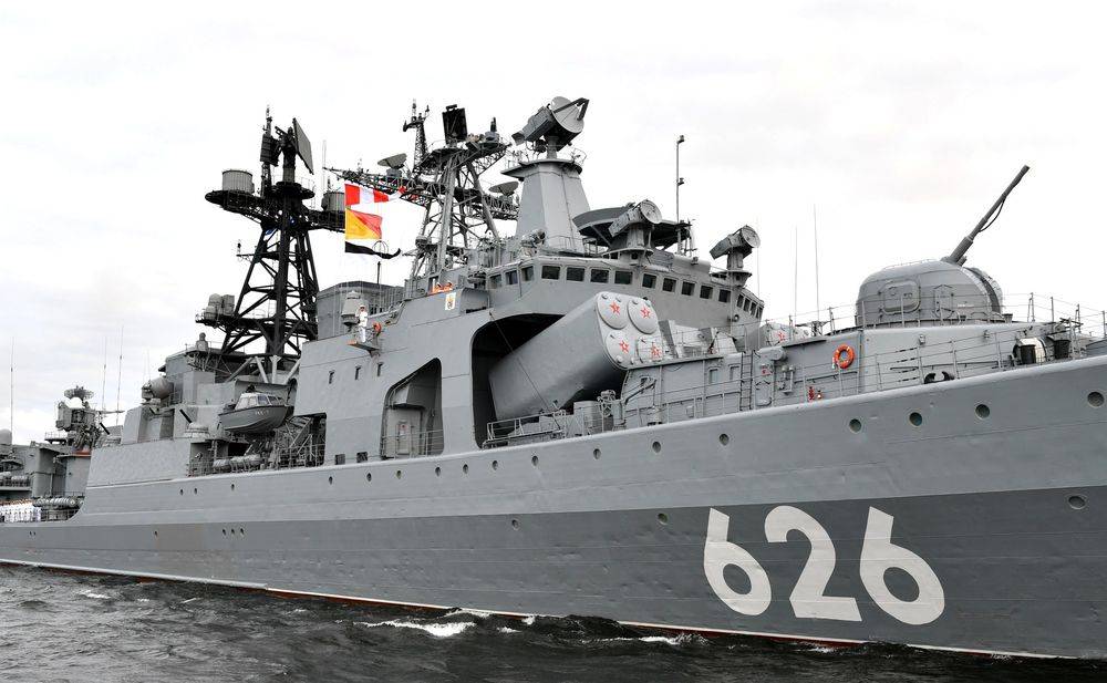 Противолодочный корабль ВМФ РФ «идёт по пятам» АУГ США в Средиземном море