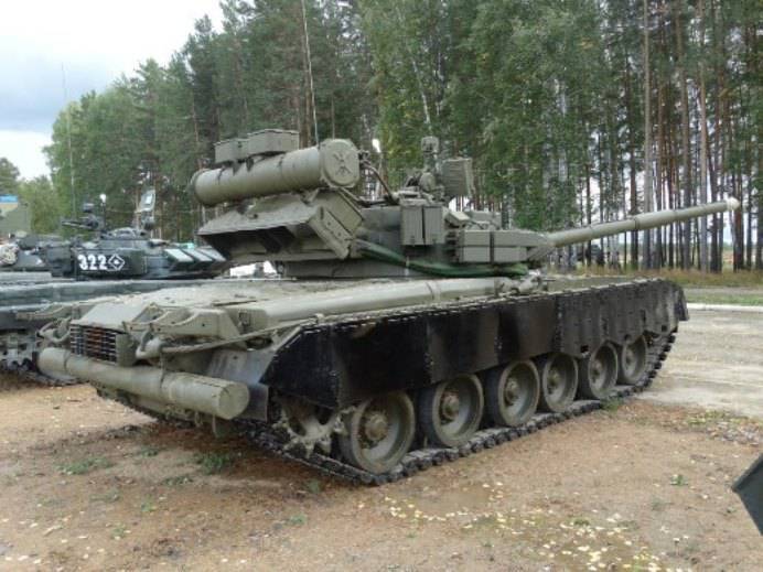 Российский танк Т-80БВ кумулятивным снарядом уничтожил украинский Т-64БВ