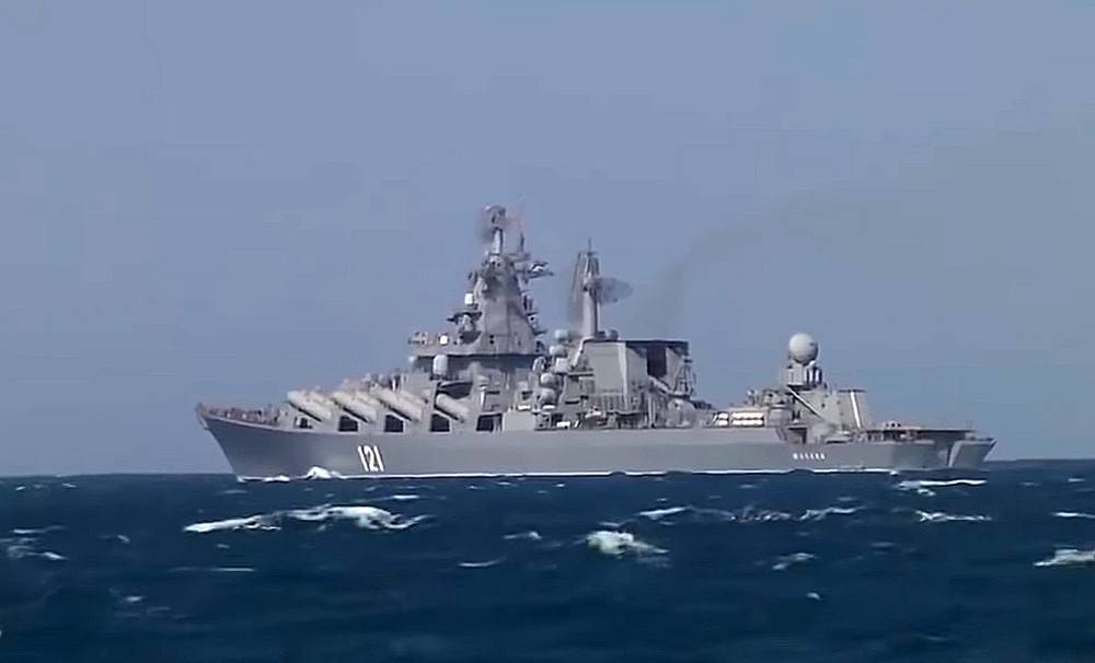 Минобороны: На крейсере «Москва» пожар, произошла детонация боеприпасов