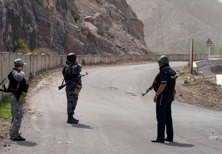 Конфликт на киргизско-таджикской границе: предлагается не играть с войной