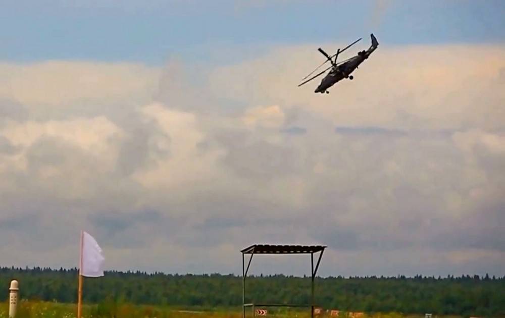 «Воронка на нос»: Ка-52 России показал прикрытие десанта с Ми-8 на Украине