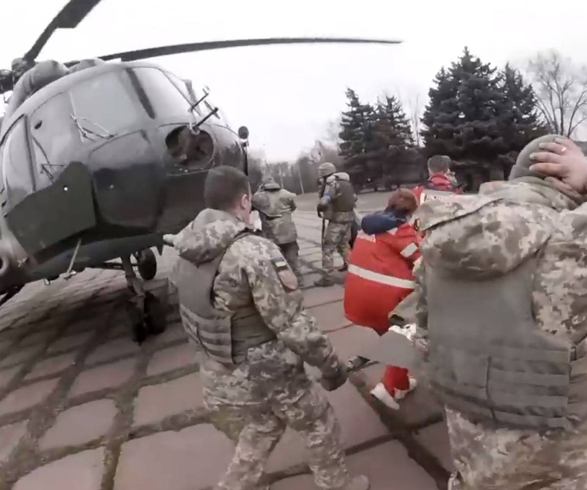 Показаны кадры попытки вертолетами эвакуировать боевиков «Азова»