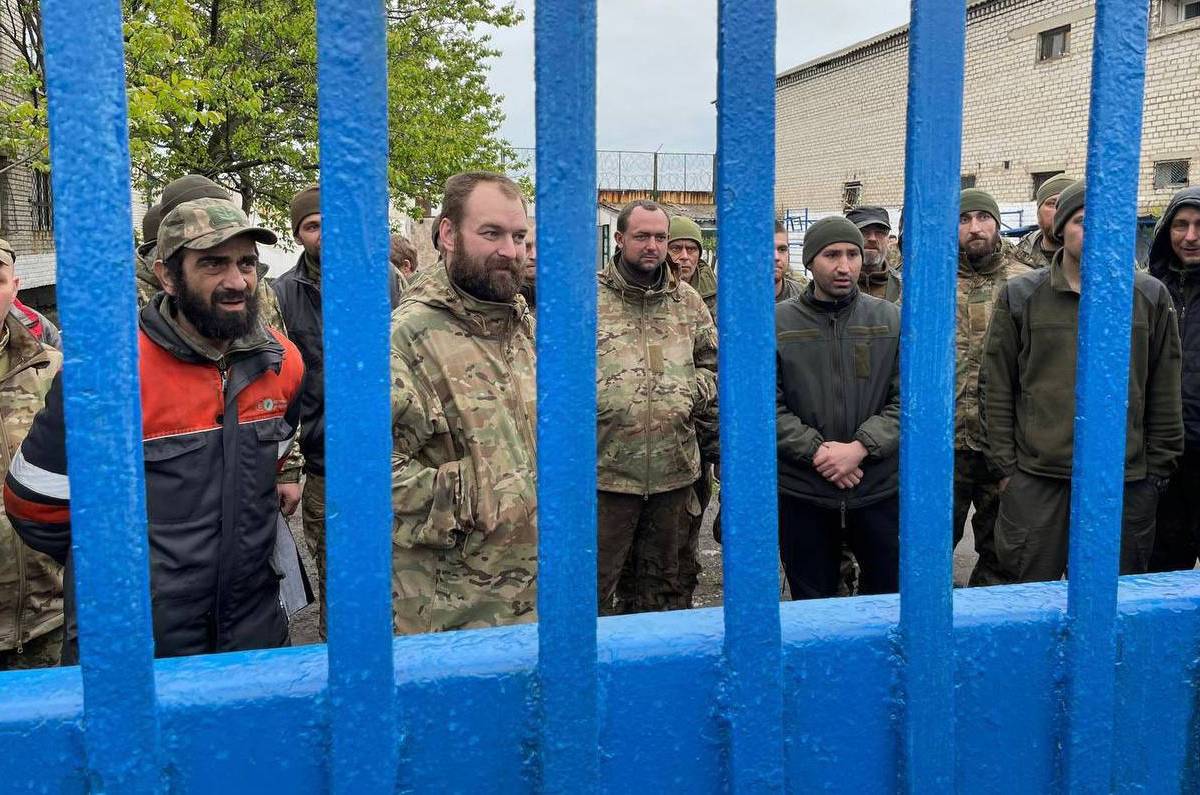 Кому выгоден расстрел барака с пленными боевиками «Азова»