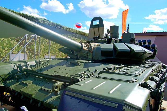 Редкая версия танка Т-72Б3 с панорамой командира сражается с ВСУ
