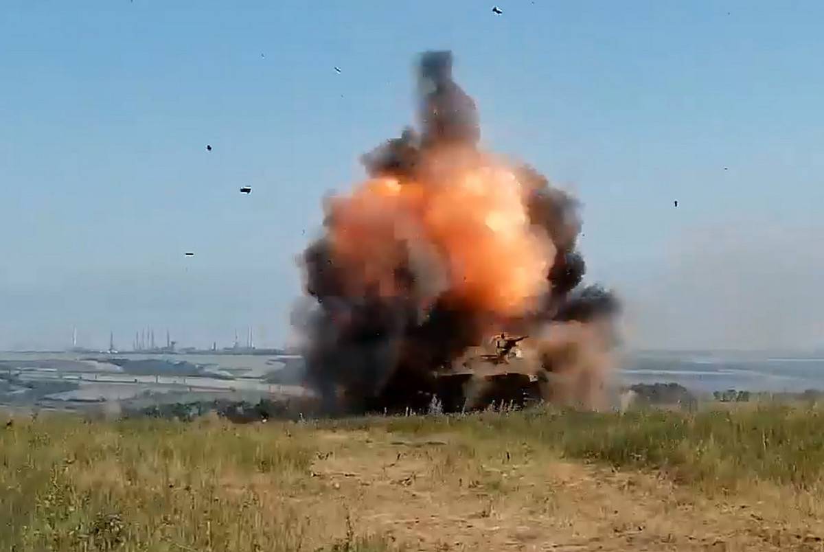 Танк Т-72 союзных сил выдержал прямой удар украинской ПТУР