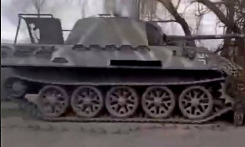 Украинские неонацисты вооружились фальшивым танком "Пантера"