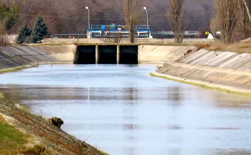 Сдача Херсона ставит под вопрос сухопутный коридор и водоснабжение Крыма