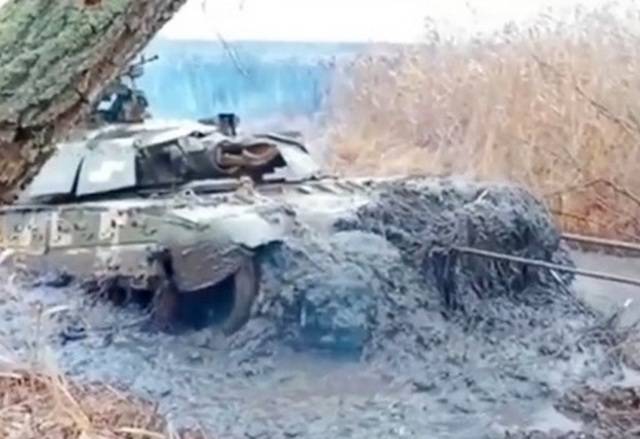 Украинский Т-64БМ2 с обрубленным орудием утопили в грязи