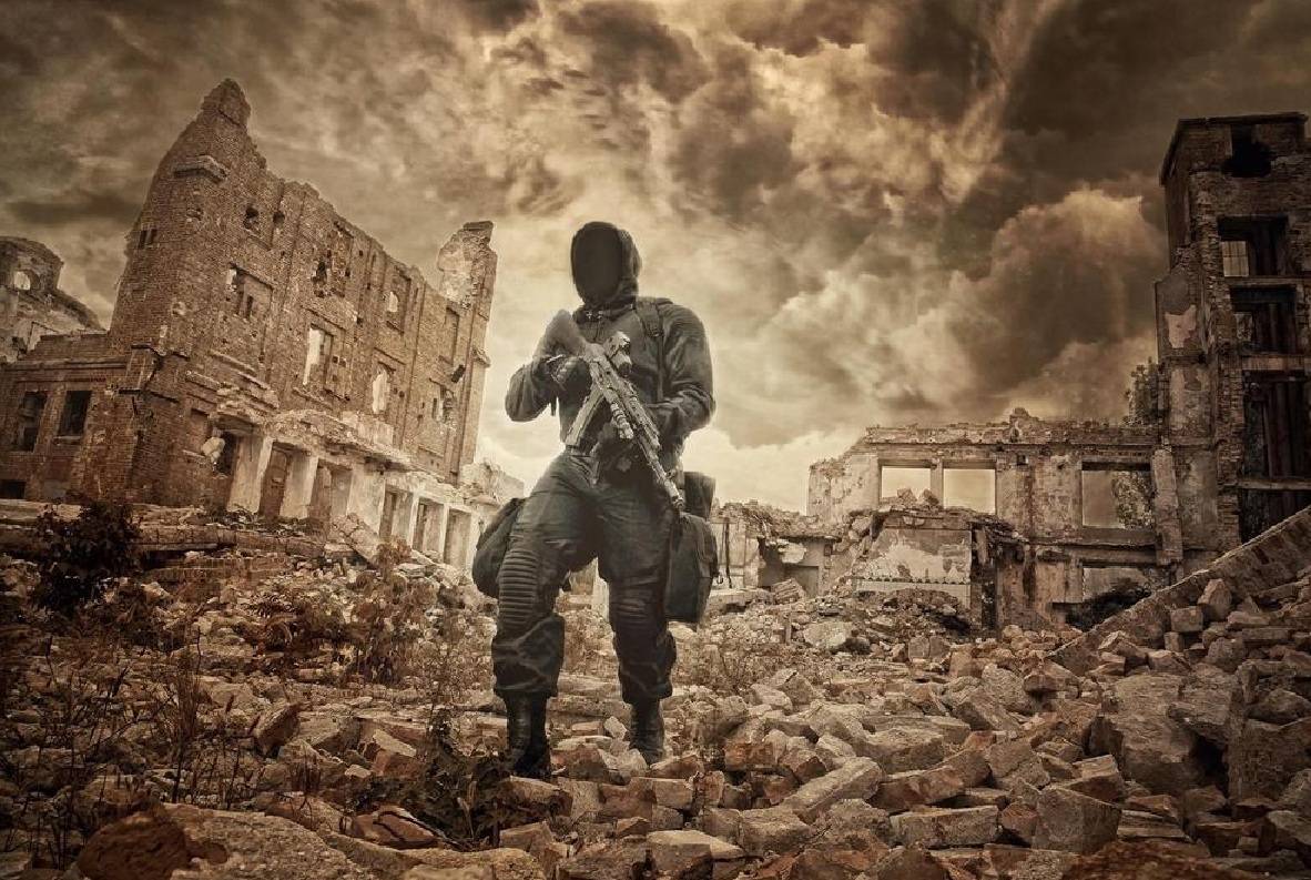 Солдат в разрушенном городе