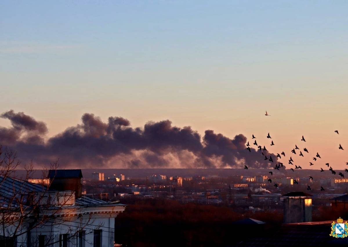 Пожарным пока не удаётся справиться с огнем на курском аэродроме после удар