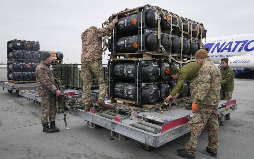 Запад и его союзники стремятся давить на Россию по всем азимутам