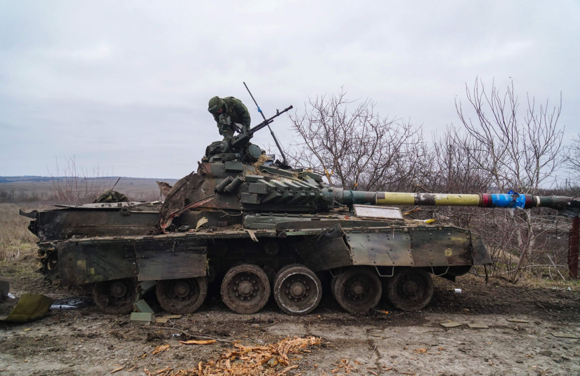 Появилось видео сдачи в плен экипажа танка ВСУ с заваренными люками