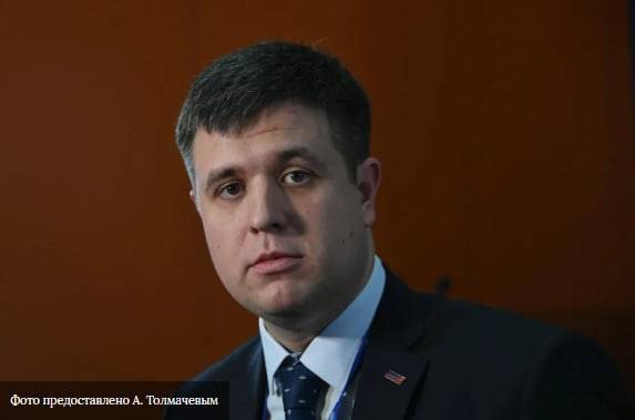 Депутат Толмачев объяснил важность портретов бойцов СВО на фасадах школ