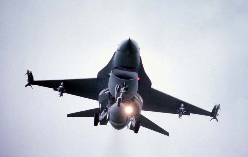 Генерал Картаполов предупредил, что американские F-16 на Украине будут «сыпаться на землю»