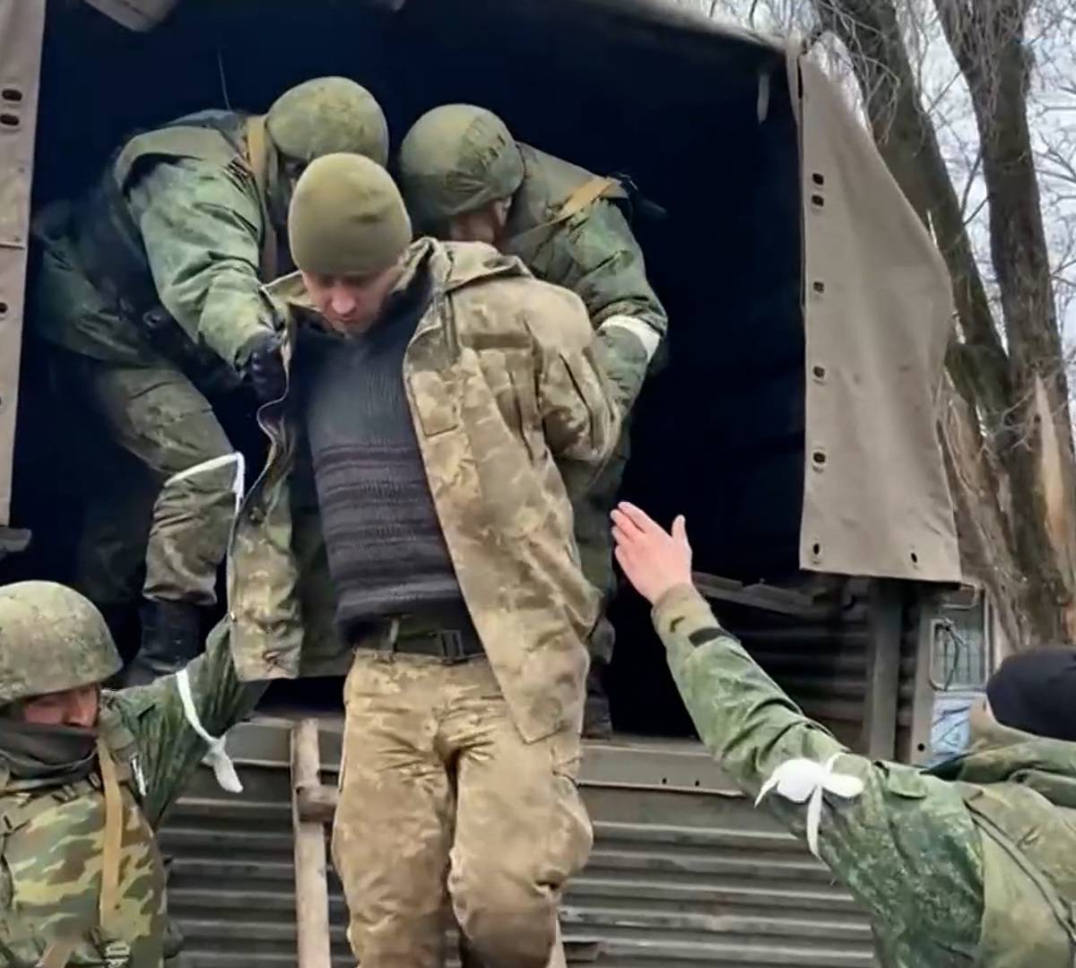 Пленный солдат ВСУ призвал сослуживцев сдаваться военным РФ, чтобы выжить