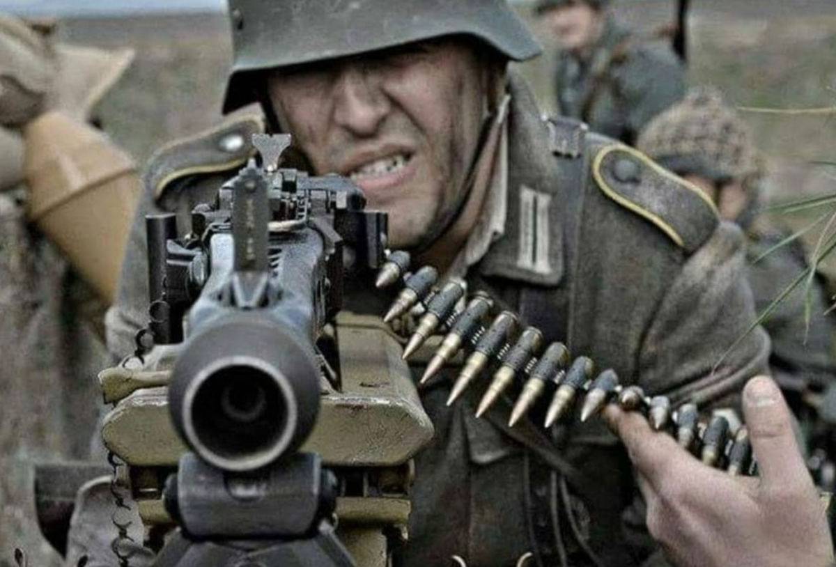 Военные сс. Немецкий пулемётчик с MG-42. Пулемётчик вермахта mg42. MG 42 Вермахт. Солдат вермахта с мг 42.