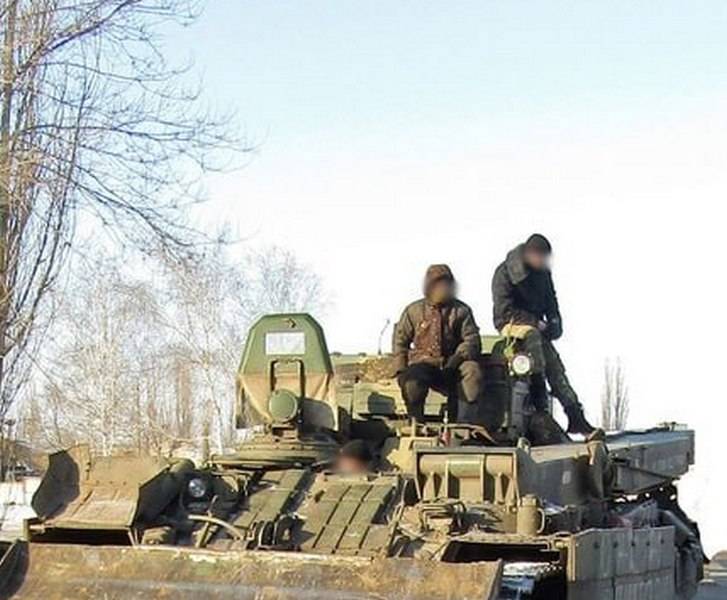 Непривычно выглядящий танковый эвакуатор замечен у российских бойцов