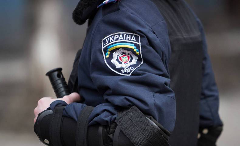Зеленский отдал приказ вывести полицейских из украинских городов
