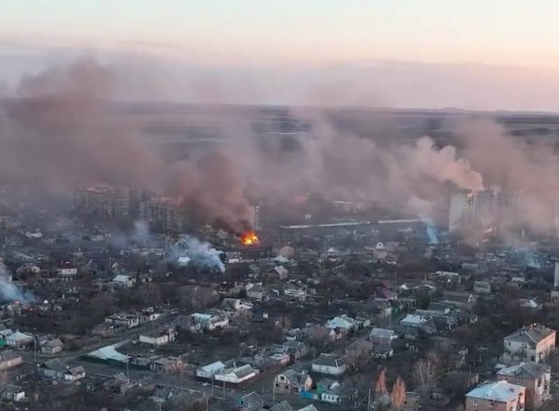 Донбасский фронт: уходя, ВСУ взрывают Артёмовск