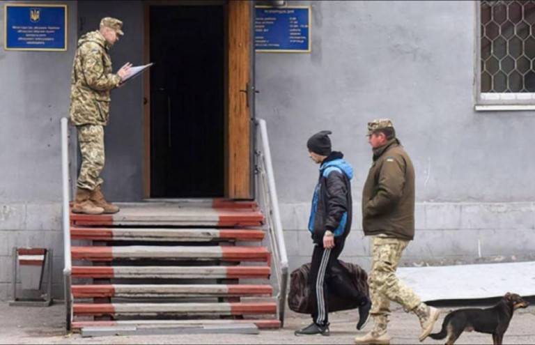 Украина: мужичков отлавливают на фронт, а военкоматы торгуют оружием