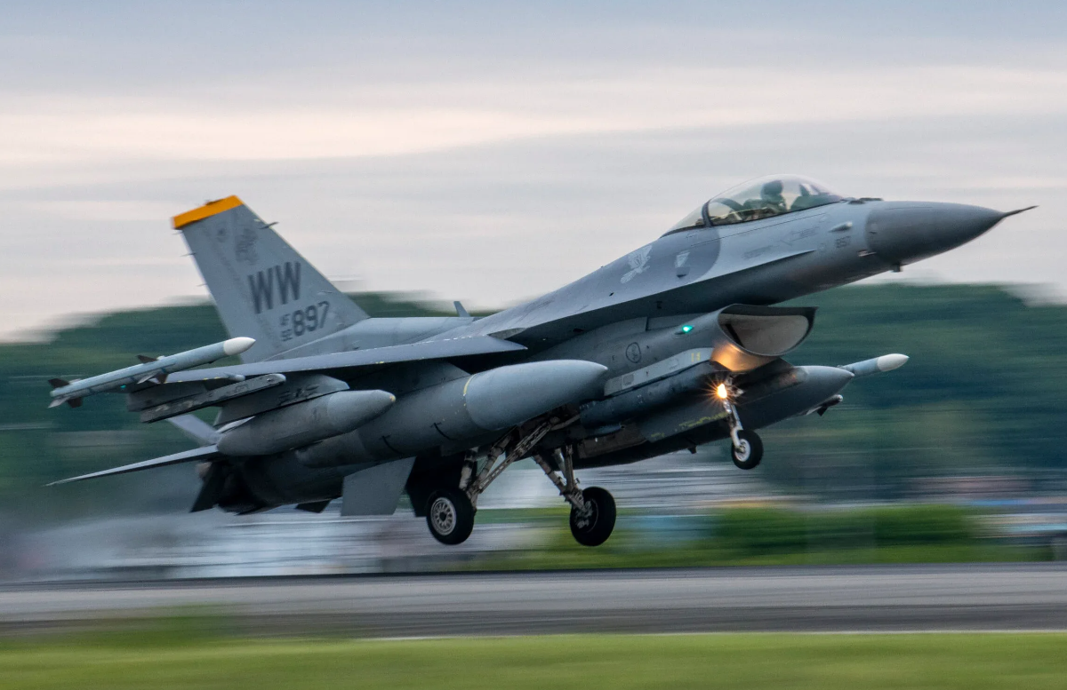 Запад в ближайшие месяцы примет решение о передаче Украине F-16