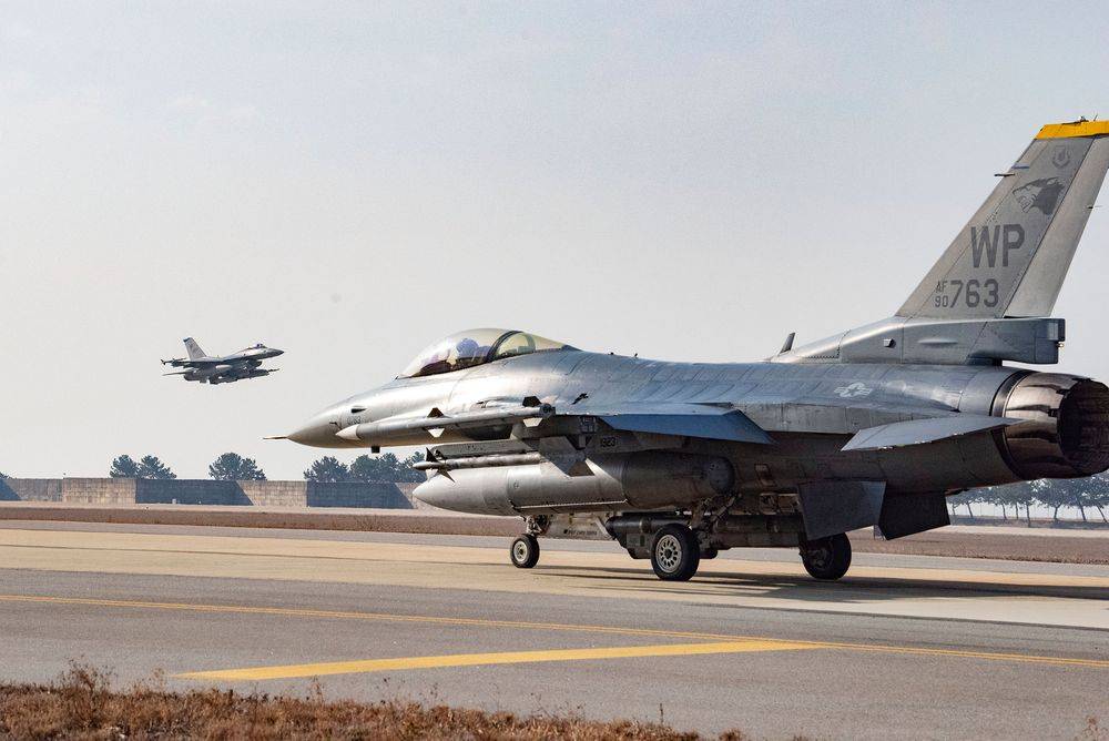 Эксперты: Управлять F-16 будут отставные пилоты-наемники из стран НАТО