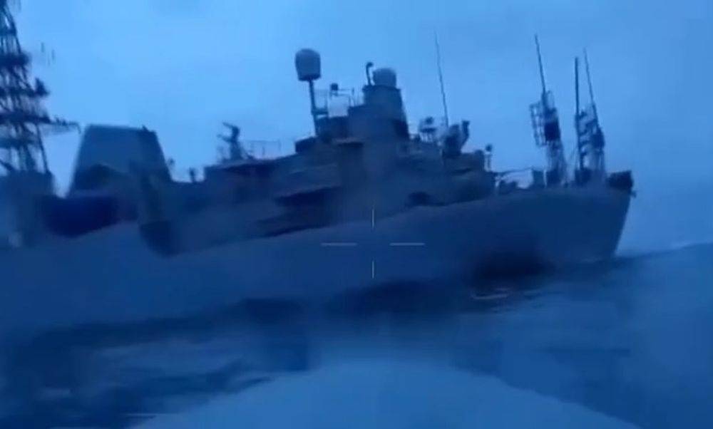 В Сети появились кадры удара беспилотного катера ВСУ по СРК «Иван Хурс»