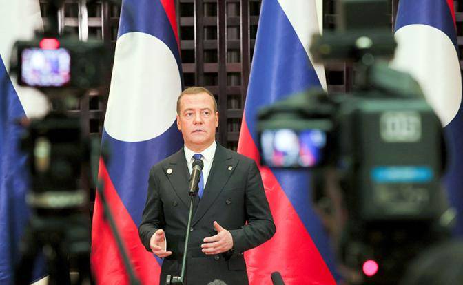 Медведев пригрозил «упреждающим» ядерным ударом. По кому бить?