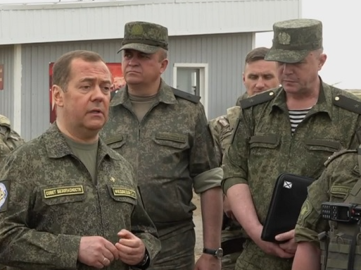 Медведев отчитался о «фантастическом» объеме производства ВПК России