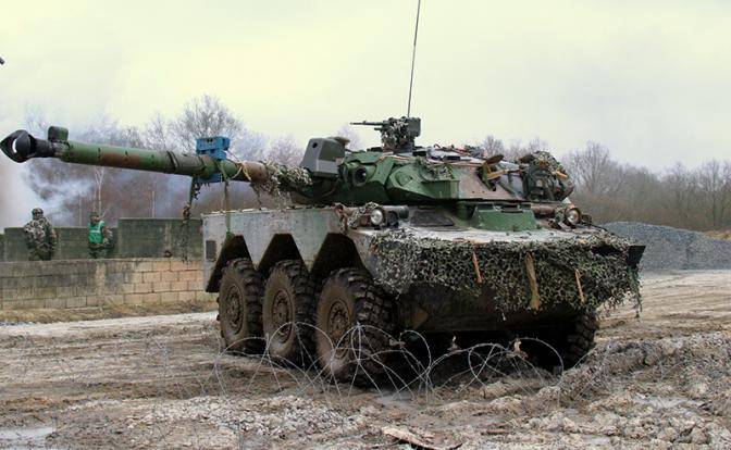 «Танк сгорел от осколка снаряда». Франция помогает Украине «гробами»