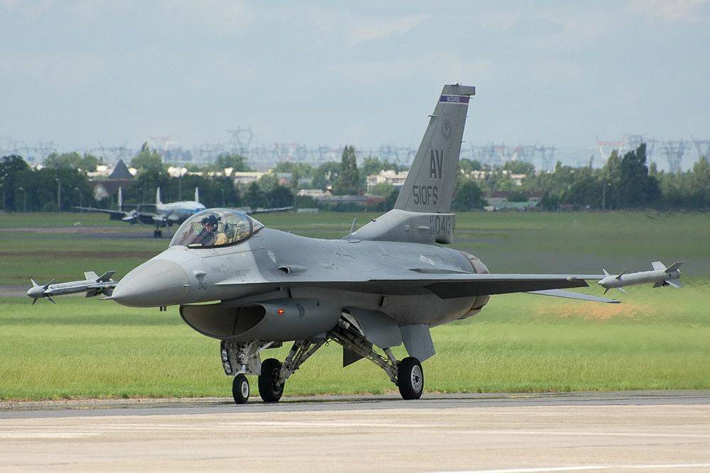 Украинские летчики пока не могут приступить к учебе на истребителях F-16