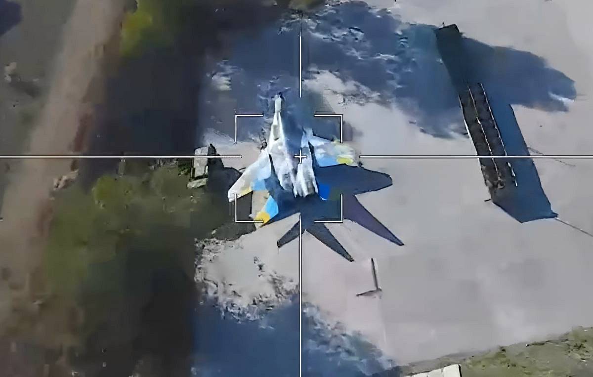 Российские военные показали прилет БПЛА-камикадзе «Ланцет» на аэродром ВСУ