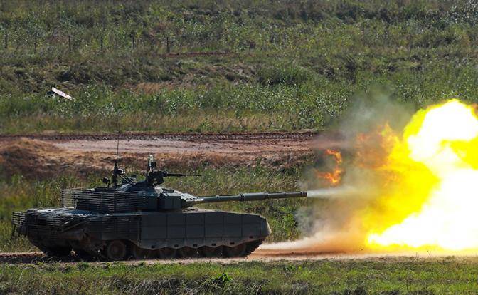 Подавляющее преимущество в «броне»: Русские танки Т-80БВМ рвутся к Купянску