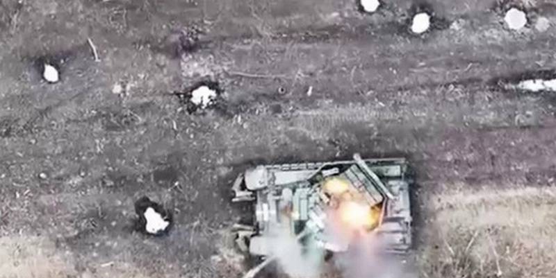 Кадры уничтожения Т-64БВ ВСУ метким сбросом бомбы прямо в люк