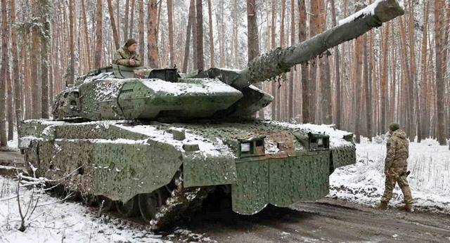 62-тонную "тушу" танка Stridsvagn 122 ВСУ "разделали" дронами-камикадзе
