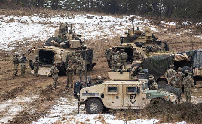 НАТО спорит, кто ляжет под русские танки, а кто переждет в тылу