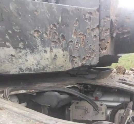 После удара фугасом по Leopard 2 на месте люка водителя появилась дыра