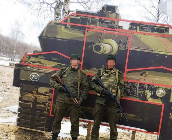 Макеты танков Leopard 2А6 помогают нашим бойцам учиться бить технику НАТО