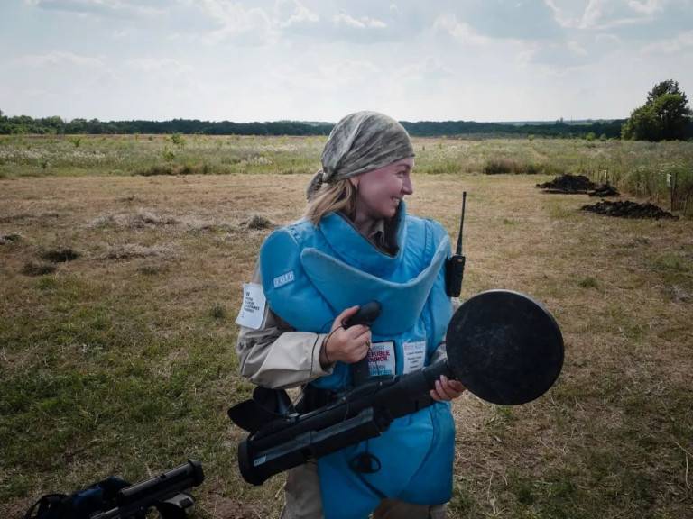 Во имя «гендерного равенства» женщин Украины отправят на минные поля