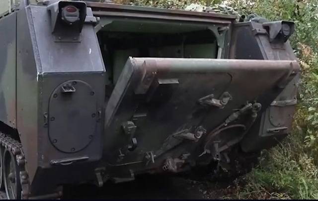 Украинский БТР М113 разнесло на части после попадания гранаты в люк