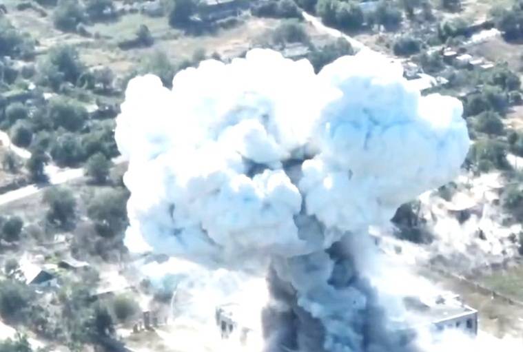 Вакуумная "бомба с крыльями"- ОДАБ-1500 с УПМК поразила здание с боевиками