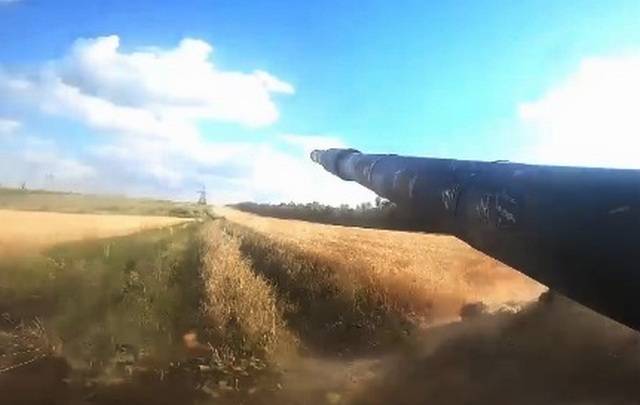 Российский танк Т-72 выстоял под градом вражеских FPV-дронов и 120-мм мин