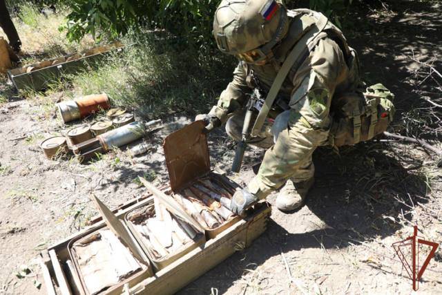 Взрывотехники Росгвардии и ФСБ обезвредили тайник с боеприпасами НАТО в ЛНР