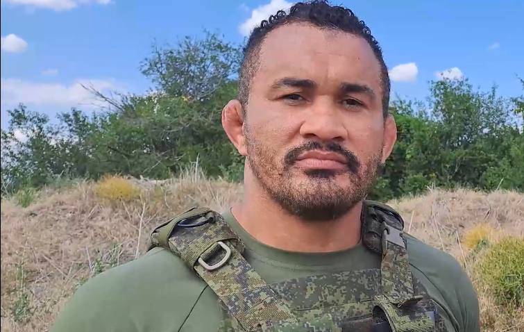 Бразильский боец UFC превращает русских в суперсолдат прямо на поле боя