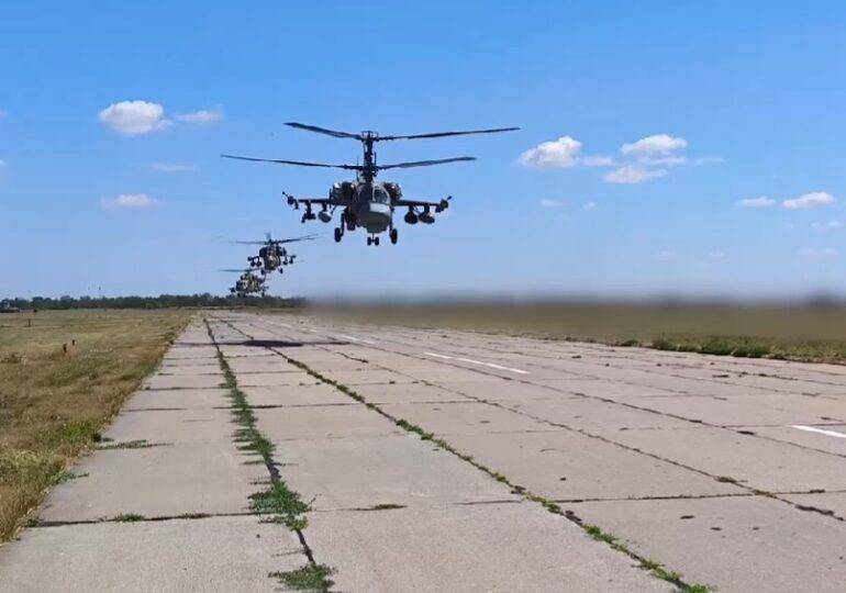 Мощь армейской авиации: вертолёты Ka-52 разгромили технику ВСУ под Курском 