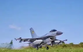 Странная фотография украинского F-16А с топливными баками появилась в Сети