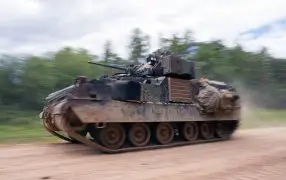 M2 Bradley и танки Leopard 2 все чаще используются в ВСУ в качестве тягачей