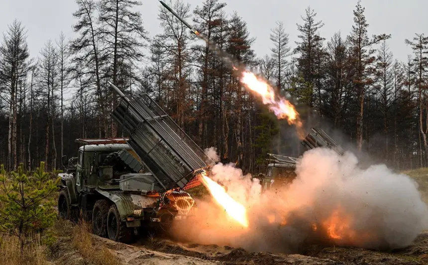 Бойцы «Востока» сокрушили опорные пункты противника с помощью БМ-21 «Град»