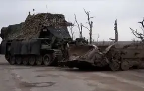 Российский "саперный танк" ИМР-2 легко сбросил с дороги разбитую БМП-1 ВСУ